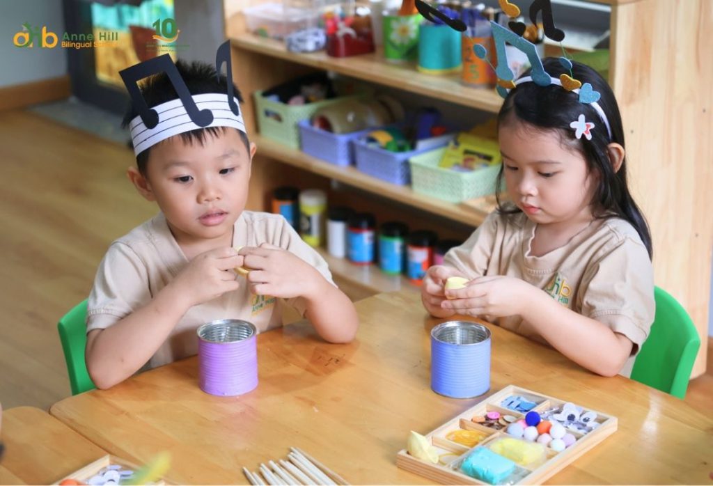 Hình 5: Trẻ học cách làm trống từ lon sữa