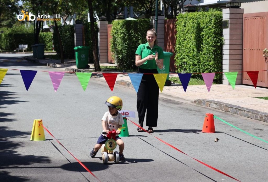 Hình 3: Trẻ được vui chơi và giao tiếp cùng giáo viên nước ngoài