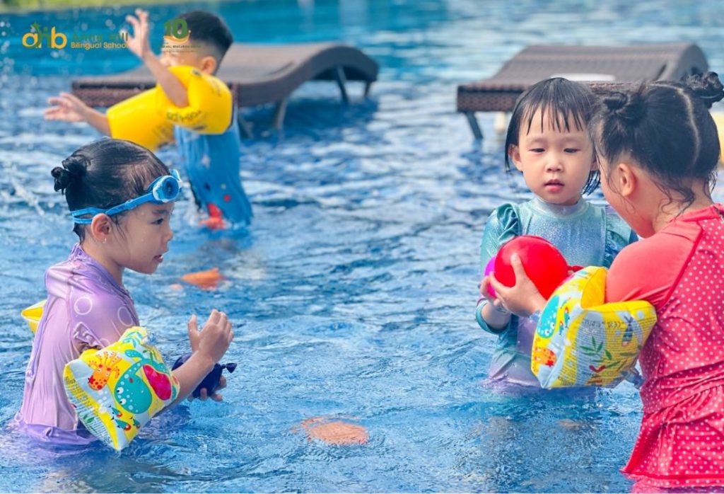 Hình 1: Ngày hội bơi cho trẻ 