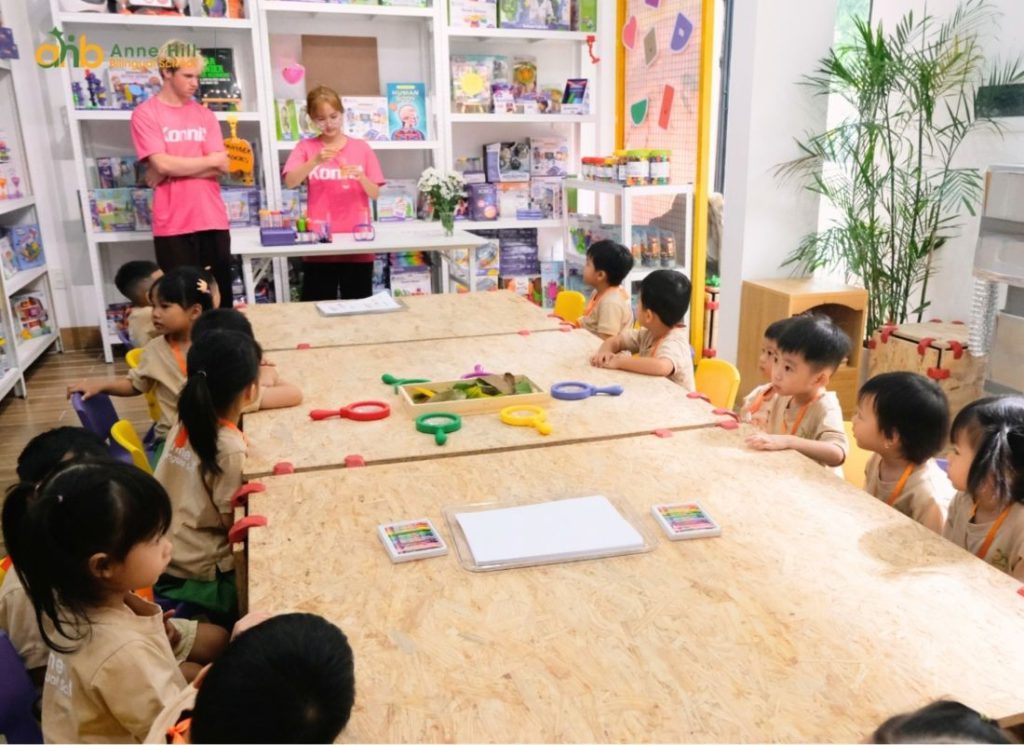 Môi trường giáo dục tại Anne Hill chú trọng rèn luyện kỹ năng sống cho trẻ mầm non giúp các em phát triển cân bằng