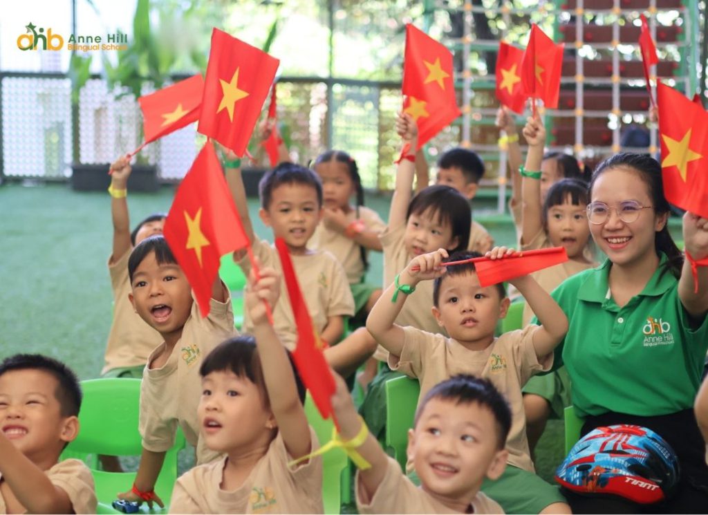 Giáo dục kỹ năng sống cho trẻ mầm non bao gồm việc dạy trẻ cách giao tiếp lễ phép và hòa đồng với bạn bè