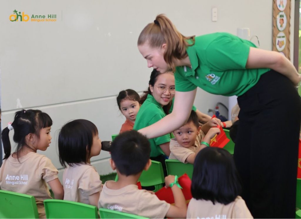 Thông qua những trải nghiệm thực tế đa dạng, trẻ không chỉ học được kiến thức mà còn hình thành những kỹ năng sống cho trẻ mầm non thiết yếu