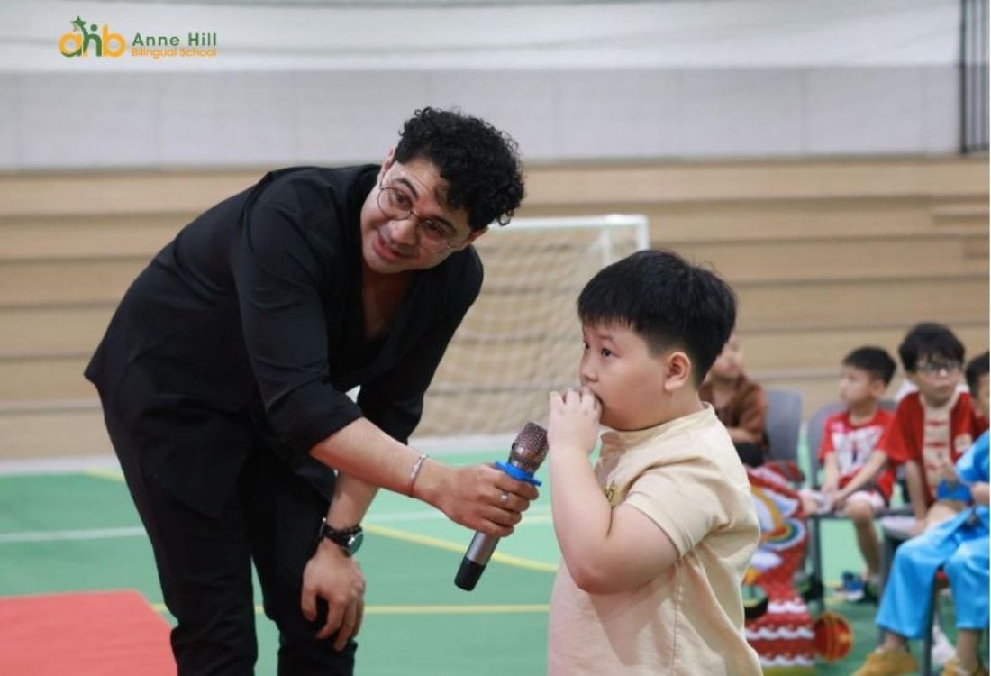 Trang bị kỹ năng giao tiếp để trẻ dễ dàng kết nối với thầy cô và bạn bè