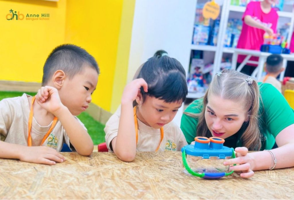 Mỗi trò chơi là một hành trình khám phá thú vị, nơi trẻ được tự do thể hiện cá tính và trí tưởng tượng phong phú của mình