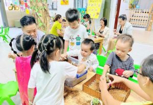 Kỹ năng giao tiếp cho trẻ mầm non: Dạy sao cho đúng?