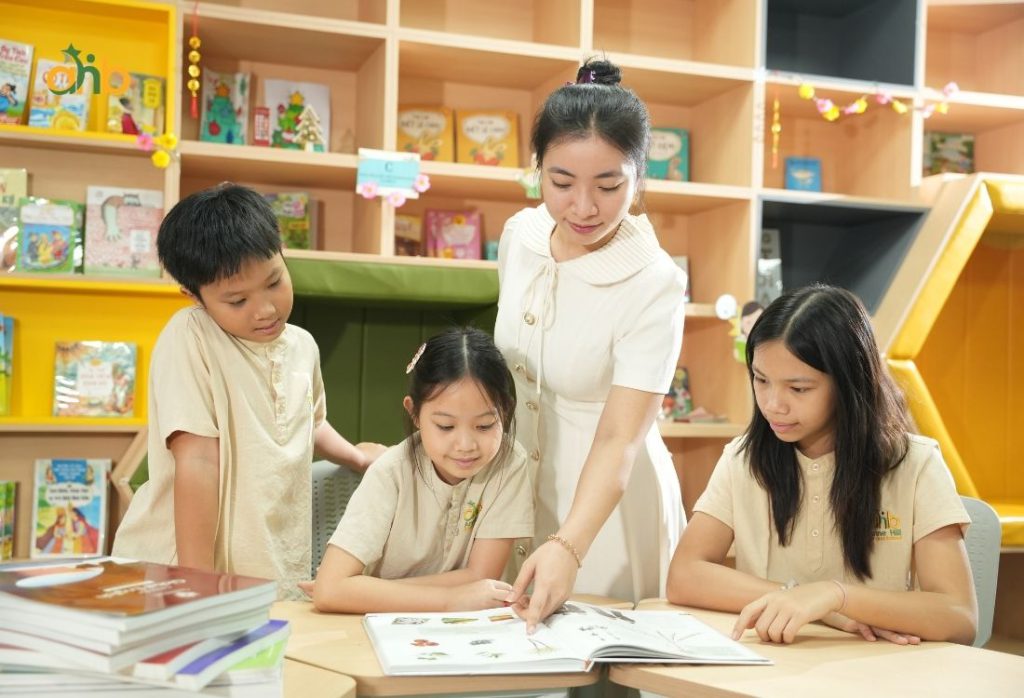 Trường song ngữ là mô hình giáo dục sử dụng hai ngôn ngữ trong quá trình dạy và học.Trường song ngữ là mô hình giáo dục sử dụng hai ngôn ngữ trong quá trình dạy và học.