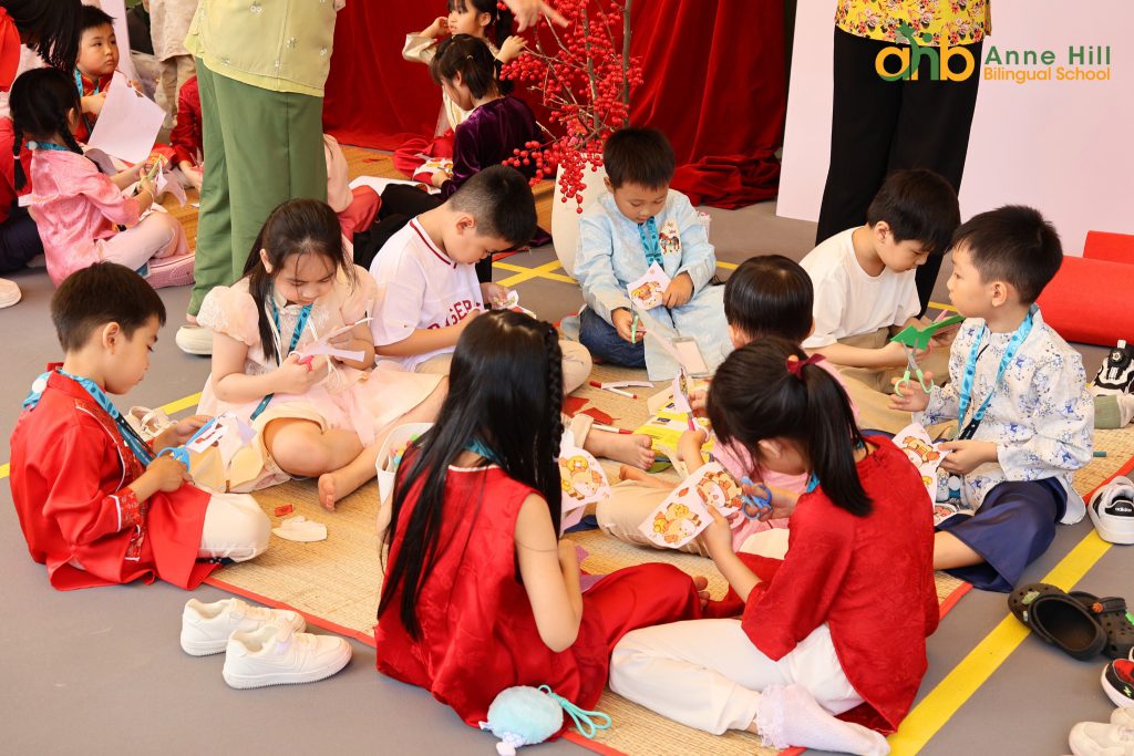 Bé tham gia hoạt động sáng tạo