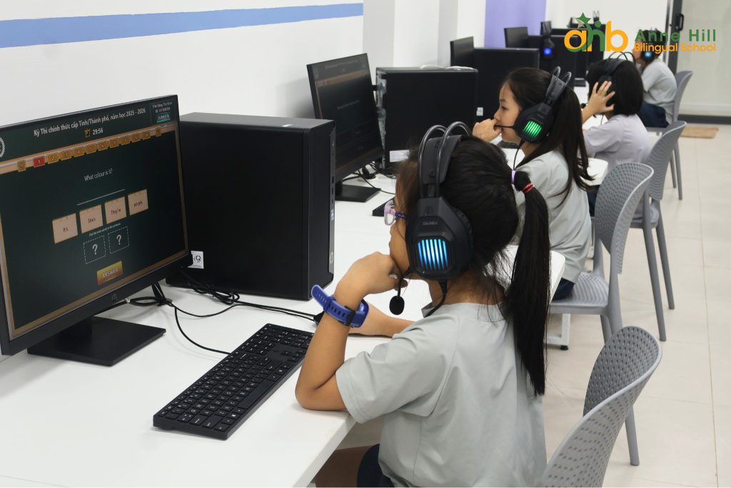 Học sinh Anne Hill tập trung trong cuộc thi IOE