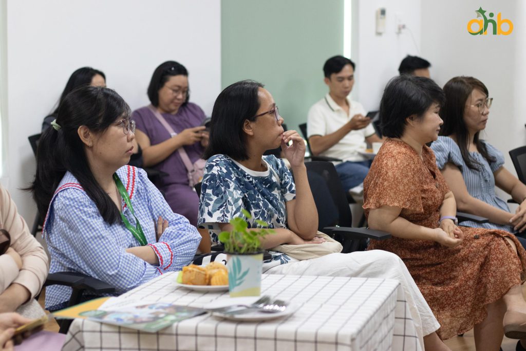 Khoảnh khắc lắng nghe và kết nối