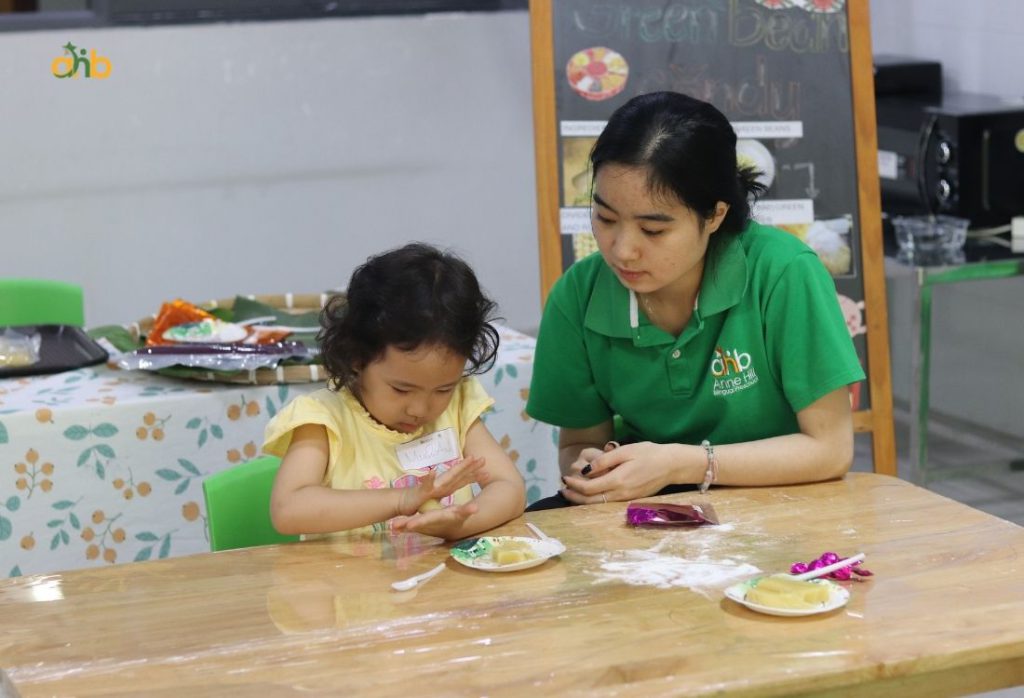 Cô giáo hướng dẫn học sinh trong giờ thực hành ngoại khóa