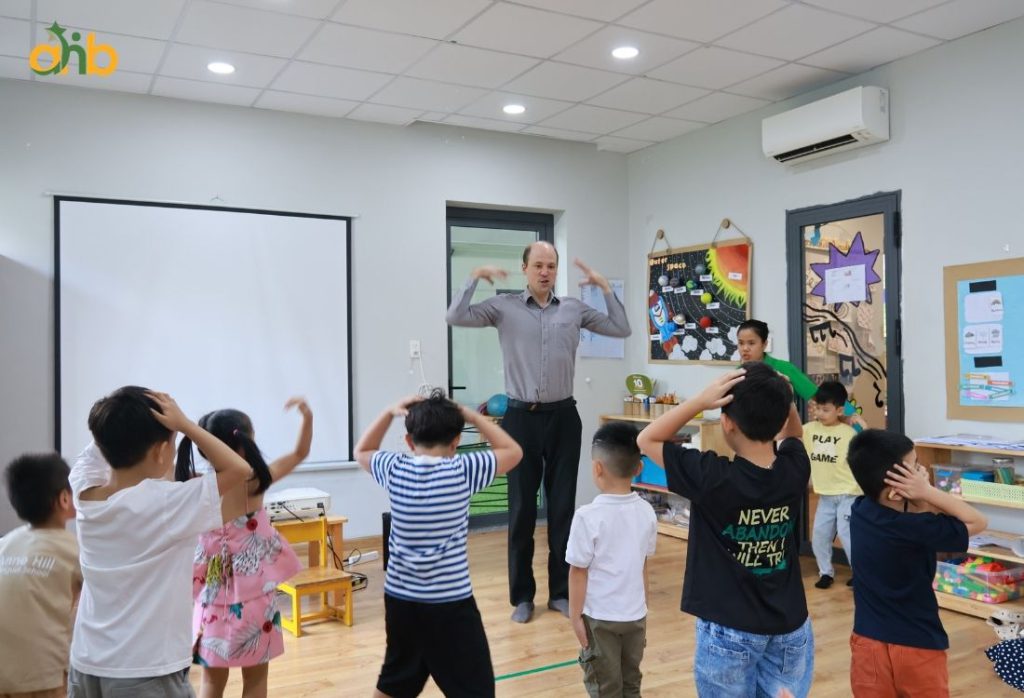 Trẻ tiếp thu tiếng anh thông qua trò chơi trên lớp học