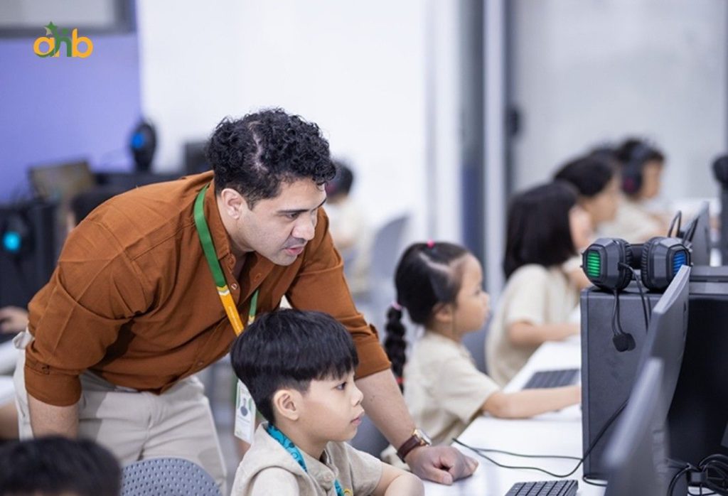 Giáo viên nước ngoài đang hướng dẫn bài cho học sinh 