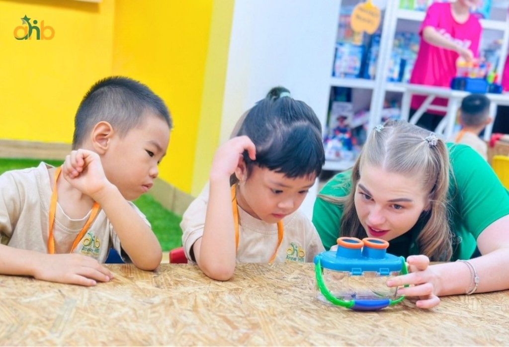 Giáo viên nước ngoài đang hỗ trợ học sinh trong giờ học 