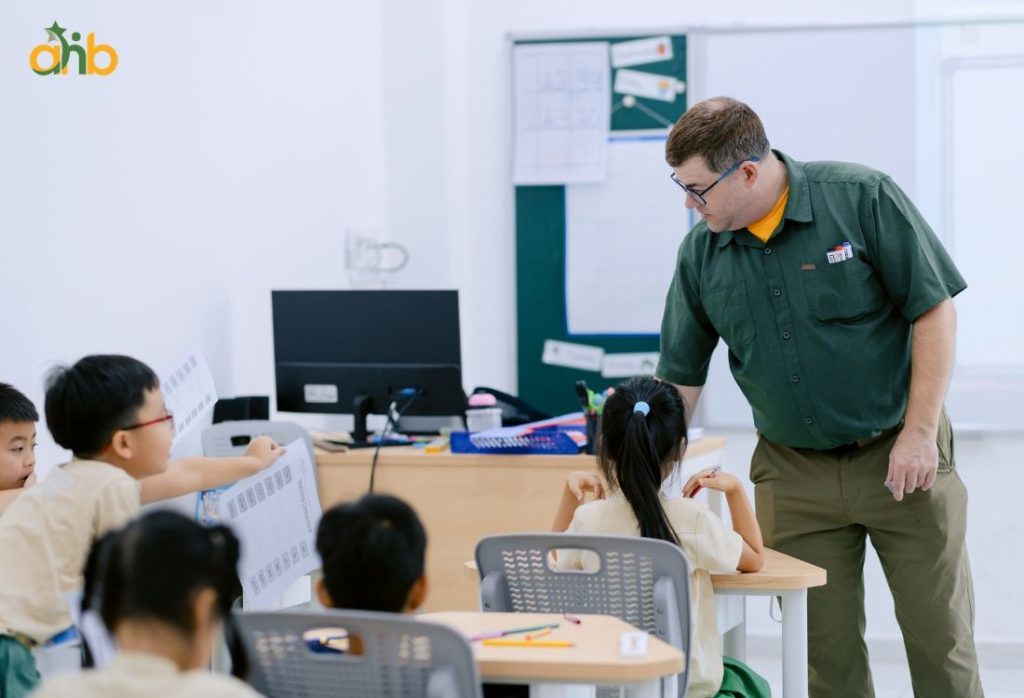 Trẻ được học với thầy giáo bản ngữ