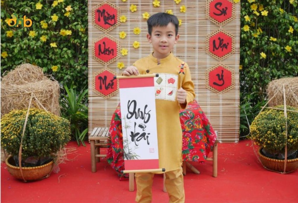 Trẻ được học câu đối Tết thông qua tranh ảnh