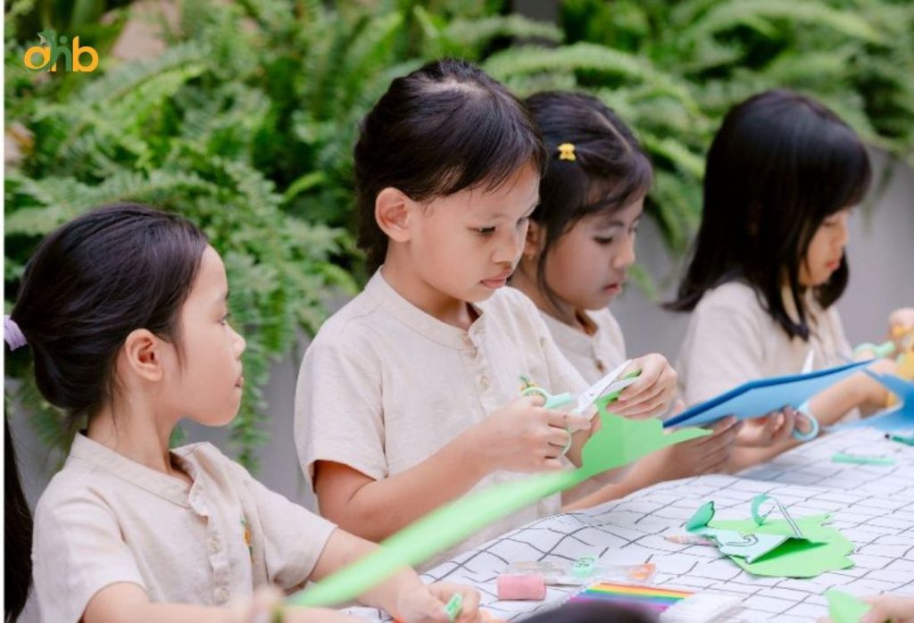 Trẻ được học thủ công để vừa chơi vừa tăng tính sáng tạo