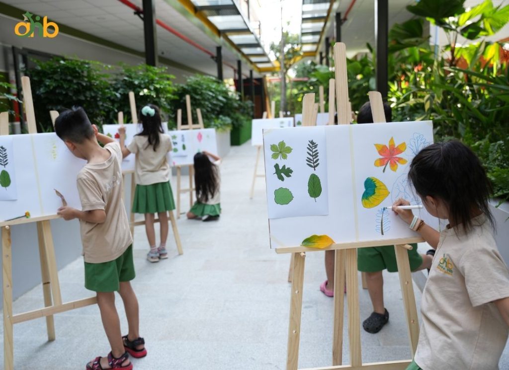 Trẻ trong giờ học mỹ thuật