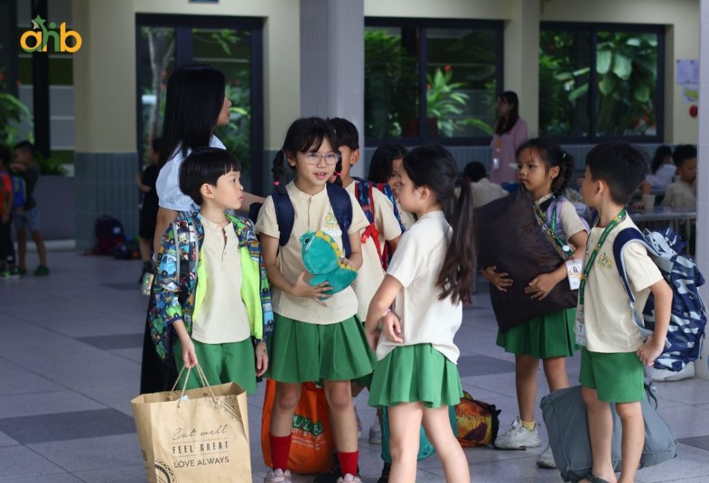Học sinh trong ngày đầu tiên của năm học mới
