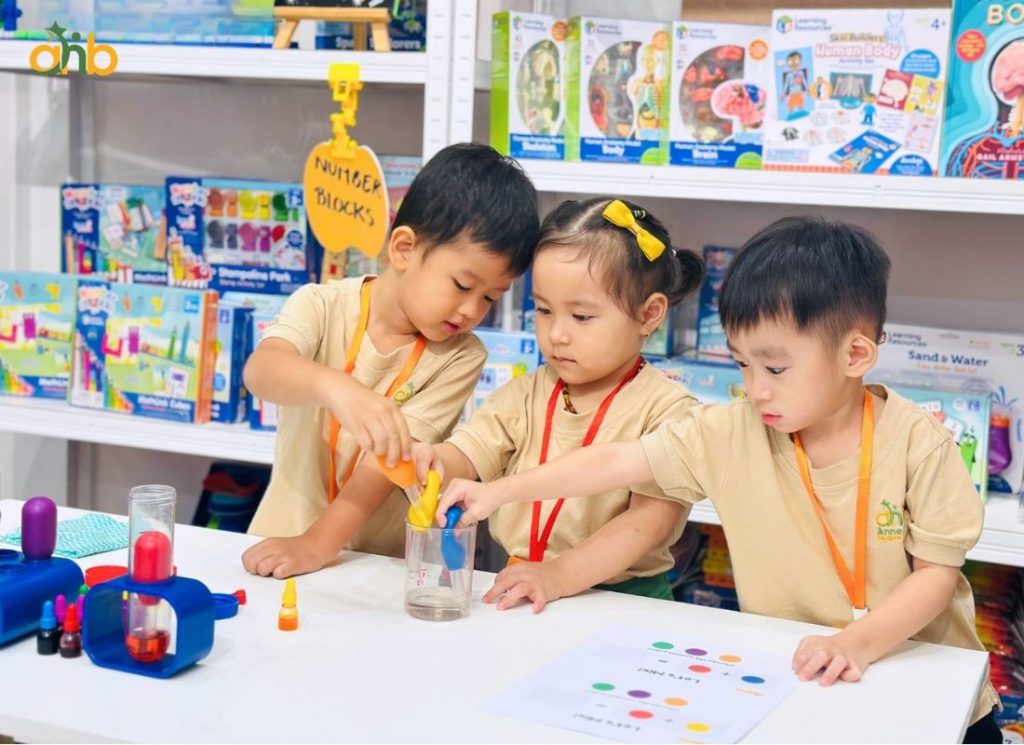 Các tiết học trải nghiệm thú vị cho trẻ mầm non tại AHB
