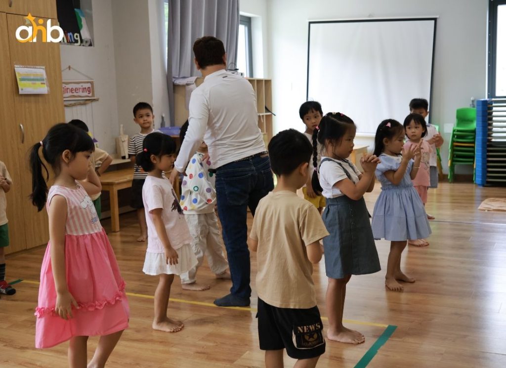 Lớp học hoạt động nghệ thuật cho trẻ mầm non tại Anne Hill