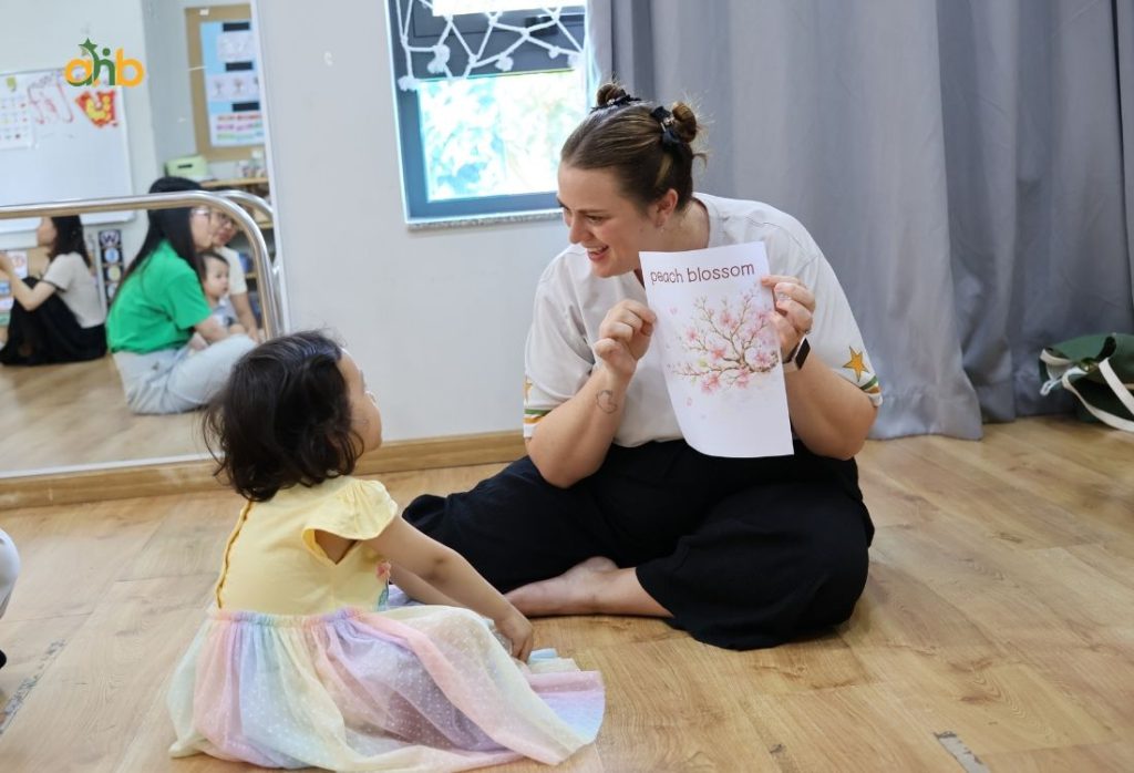 Trẻ học tiếng Anh cùng giáo viên bản ngữ