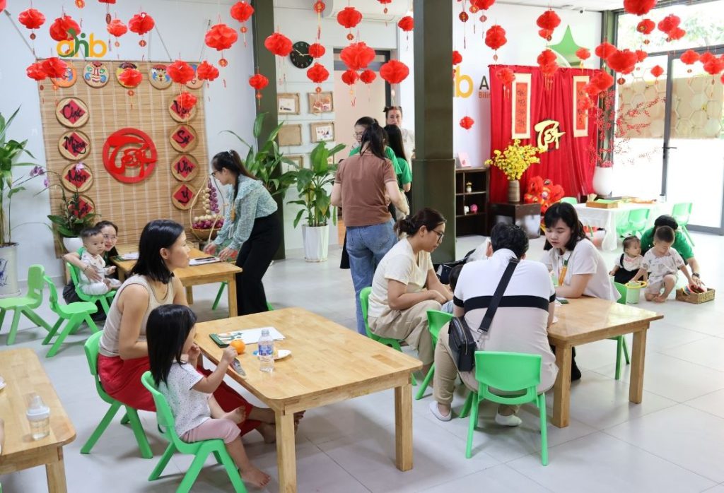 Phụ huynh tham quan trường mầm non Anne Hill