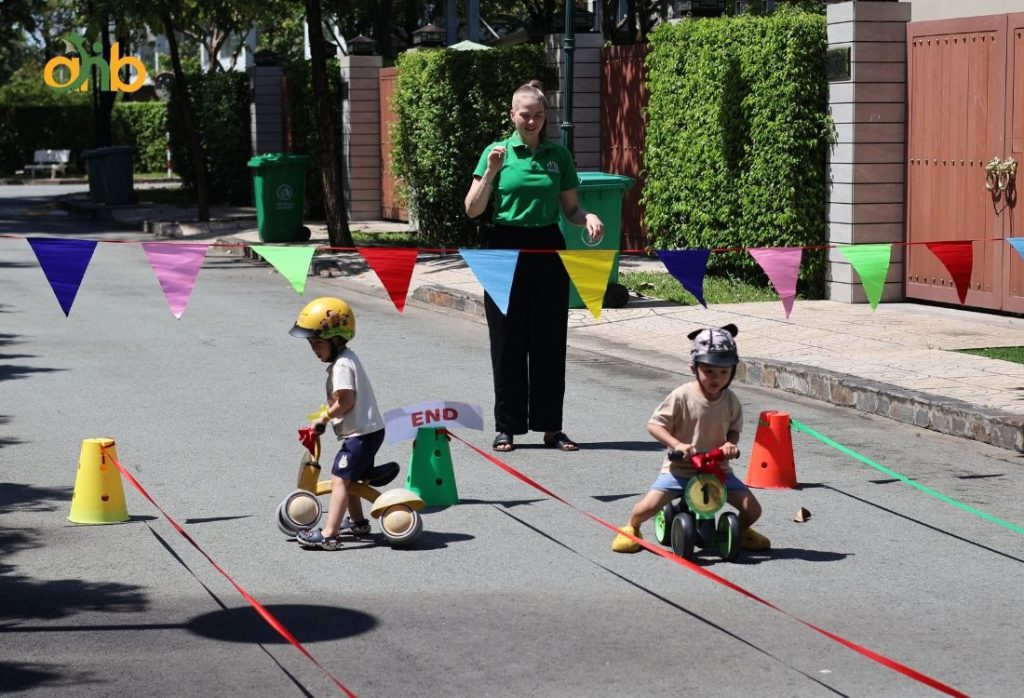 Hoạt động vui chơi giúp trẻ có cơ hội tương tác với bạn bè và khám phá môi trường xung quanh