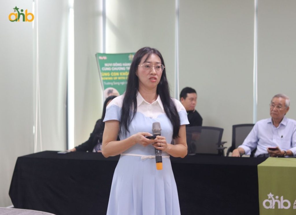 Giáo viên chủ nhiệm giới thiệu trong buổi họp đầu năm