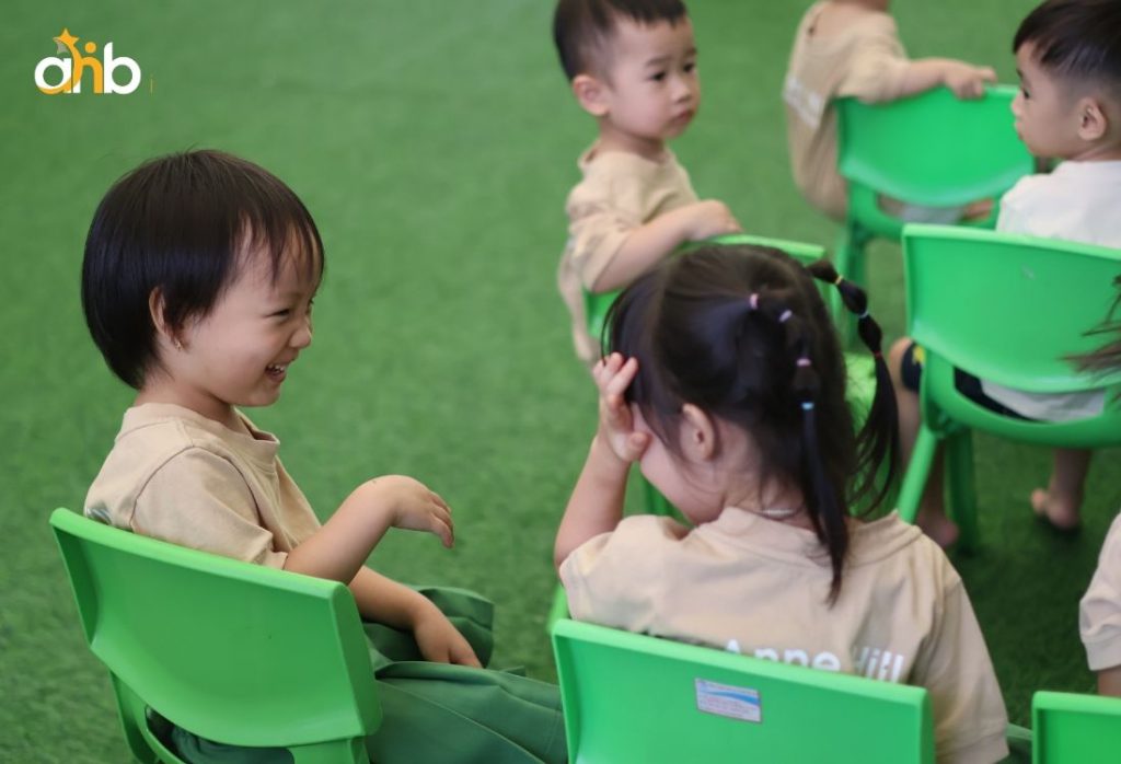 Rèn luyện kỹ năng giao tiếp để trẻ dễ dàng kết nối với bạn bè