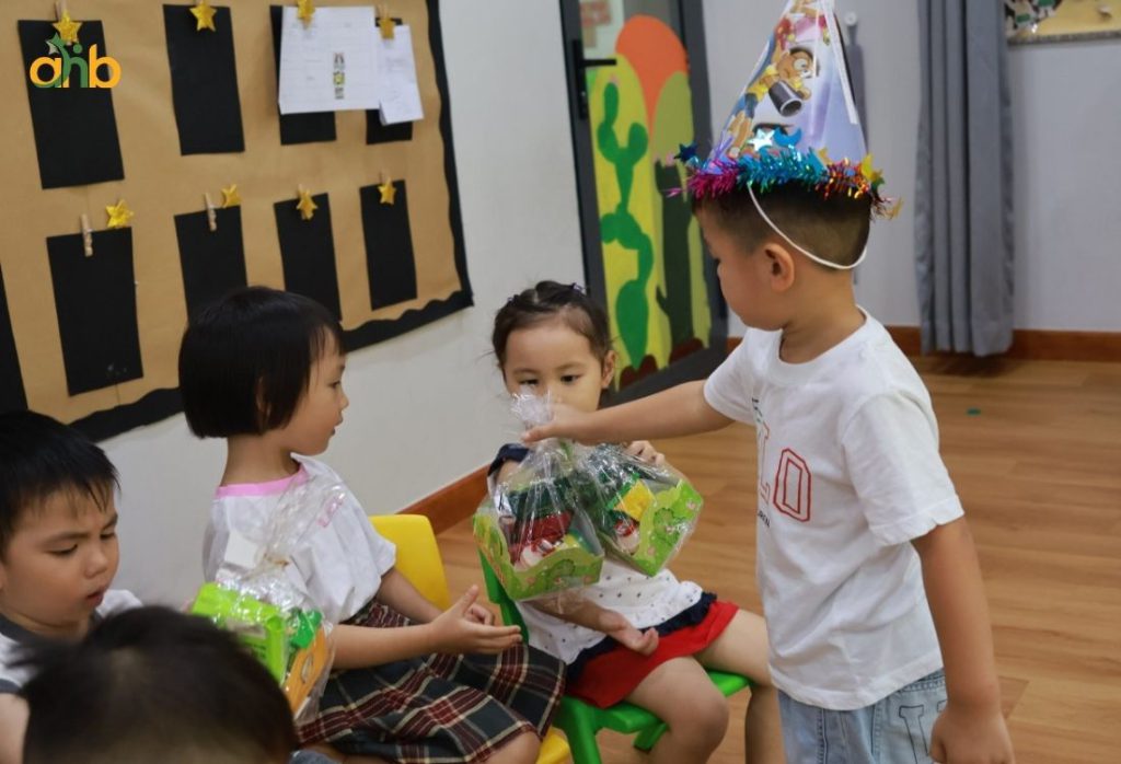 Phát triển kỹ năng xã hội giúp trẻ mạnh dạn, tự tin