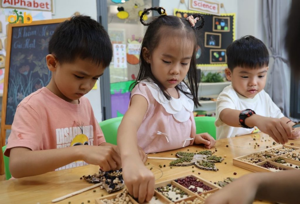 Tổ chức các trò chơi nhóm nhỏ để trẻ phối hợp, tương tác với nhau