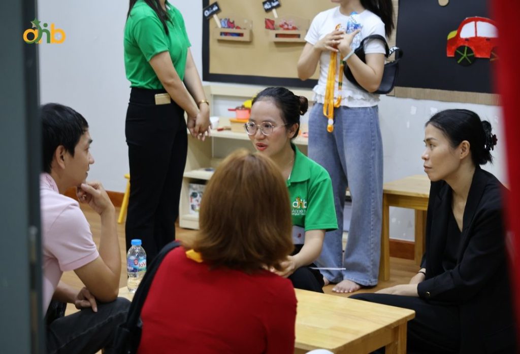Phụ huynh và giáo viên có vai trò quan trọng trong hành trình phát triển ngôn ngữ của trẻ