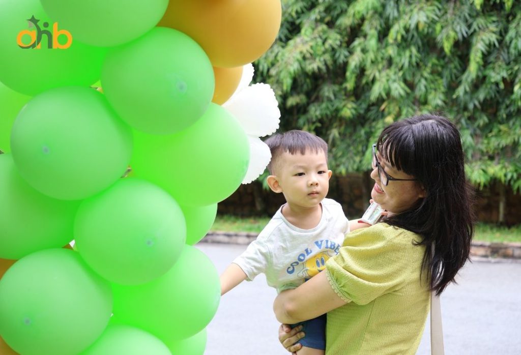 Giao tiếp hằng ngày là phương pháp giúp trẻ phát triển ngôn ngữ hiệu quả nhất