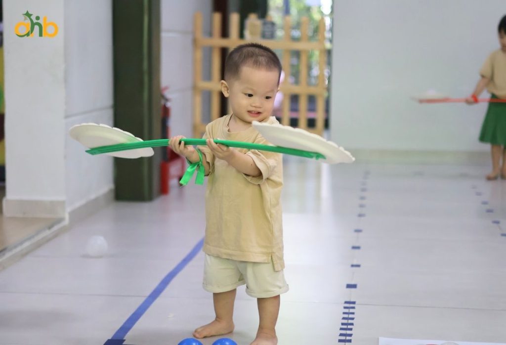 Con trẻ tương tác với đồ chơi để phát triển về nhận thức