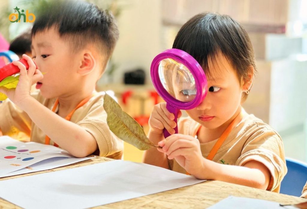 Trẻ đang khám phá thế giới xung quanh thông qua buổi thí nghiệm
