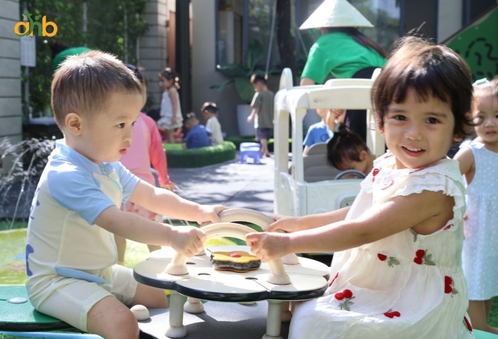 Trẻ vừa học vừa chơi tại Anne Hill