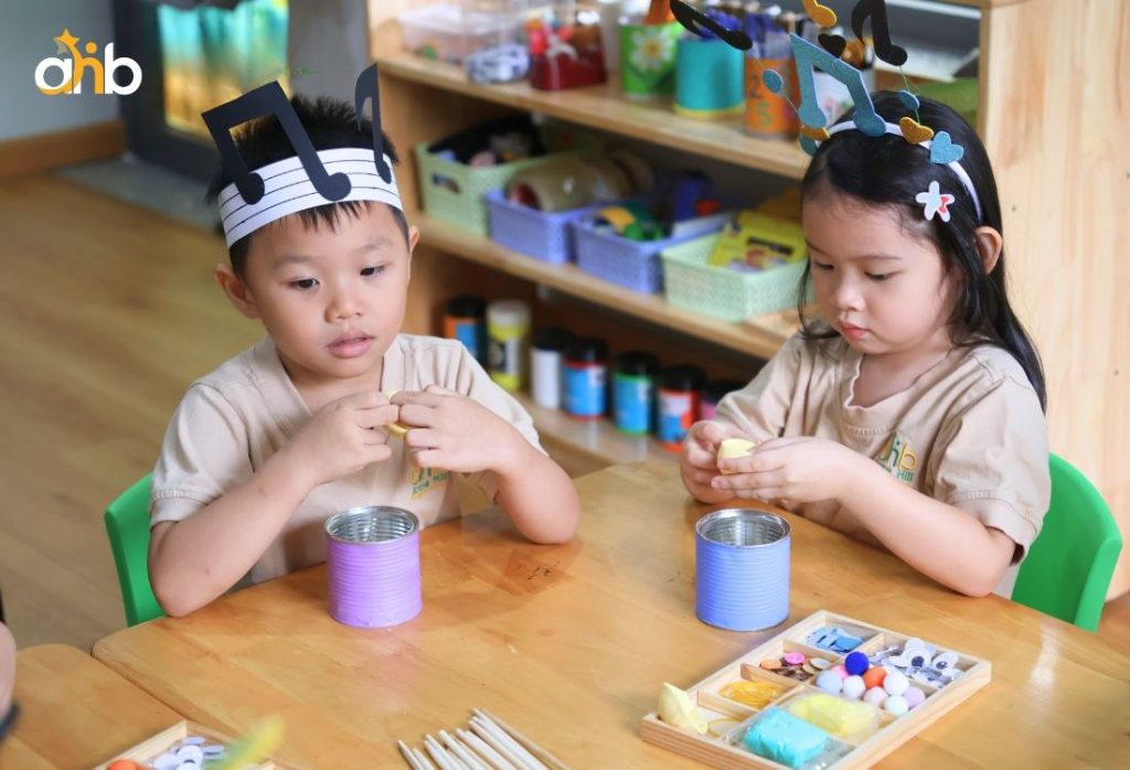 Trẻ phát triển nhận thức qua việc chế tạo đồ chơi