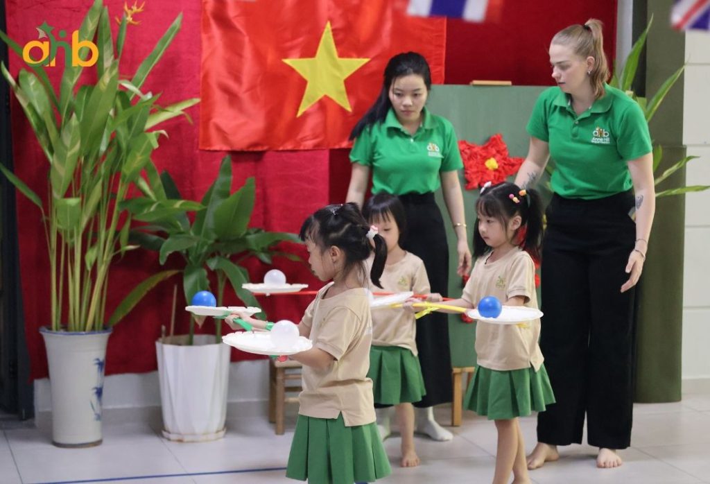 Thể chất tốt giúp trẻ tăng khả năng học hỏi và tự tin trong các hoạt động hàng ngày 
