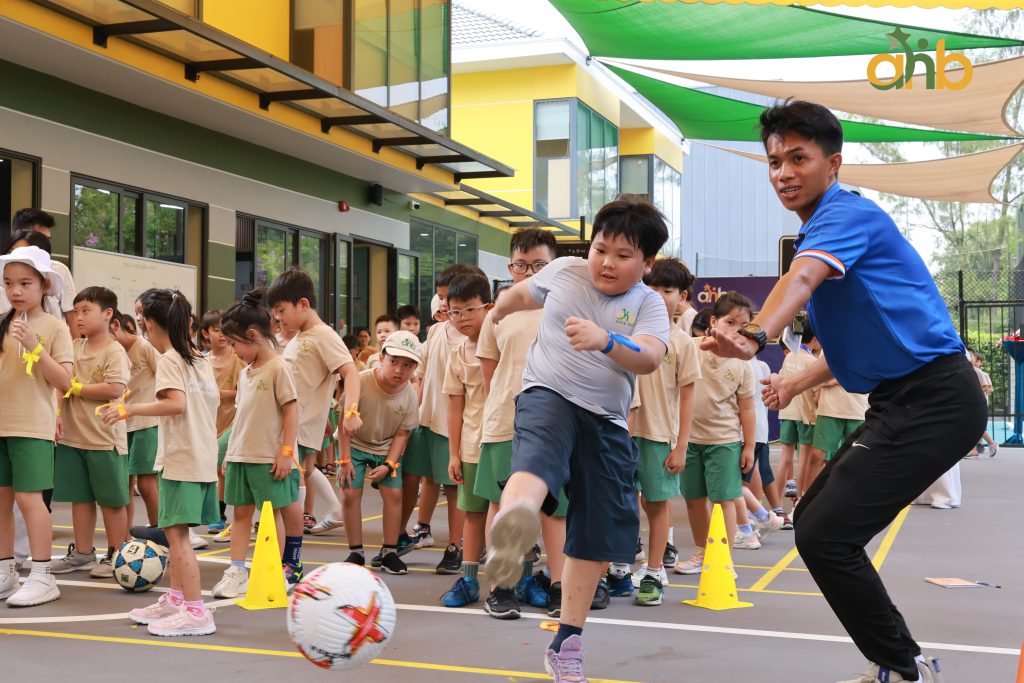 Hoạt động đá bóng