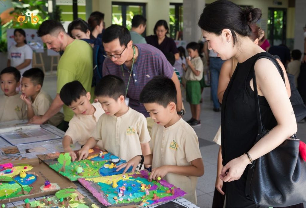 Phụ huynh cùng học sinh trải nghiệm các hoạt động  tại trường song ngữ