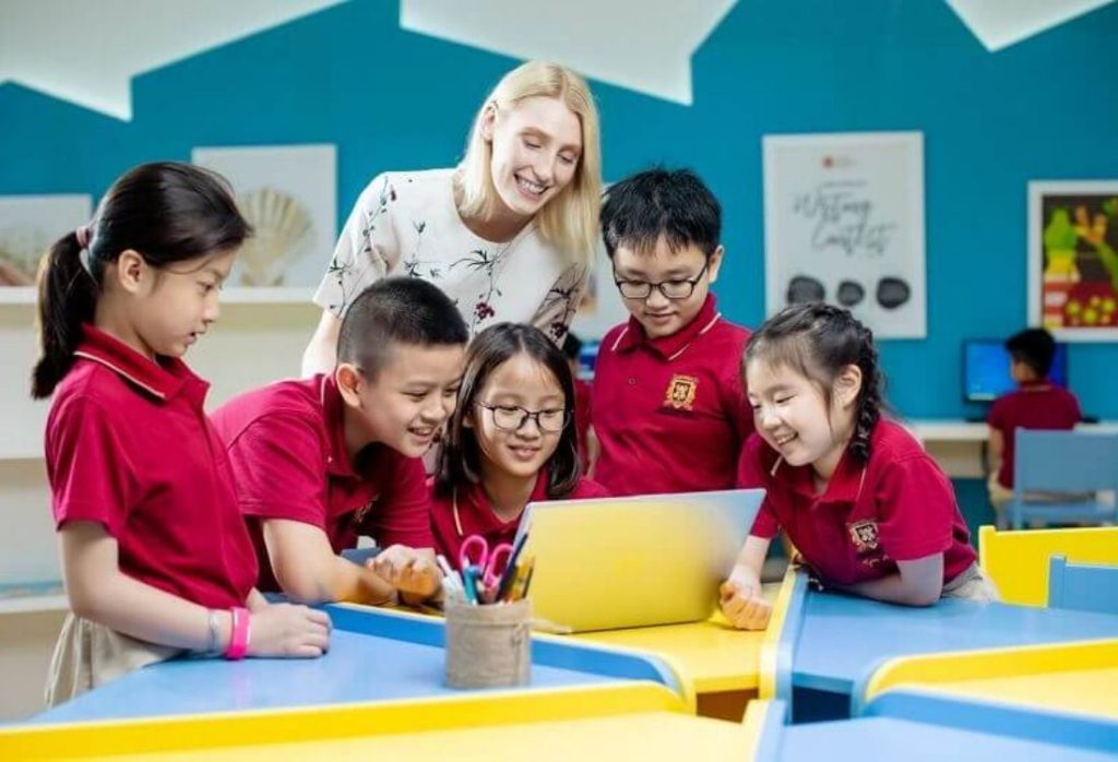 Giáo viên nước ngoài tận tâm hướng dẫn học sinh VAS trong giờ học