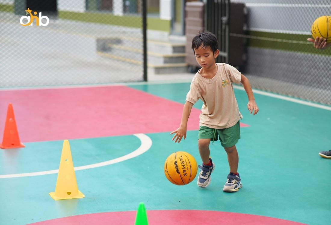 Anne Hill tổ chức trò chơi bóng vượt chướng ngại vật cho học sinh tiểu học