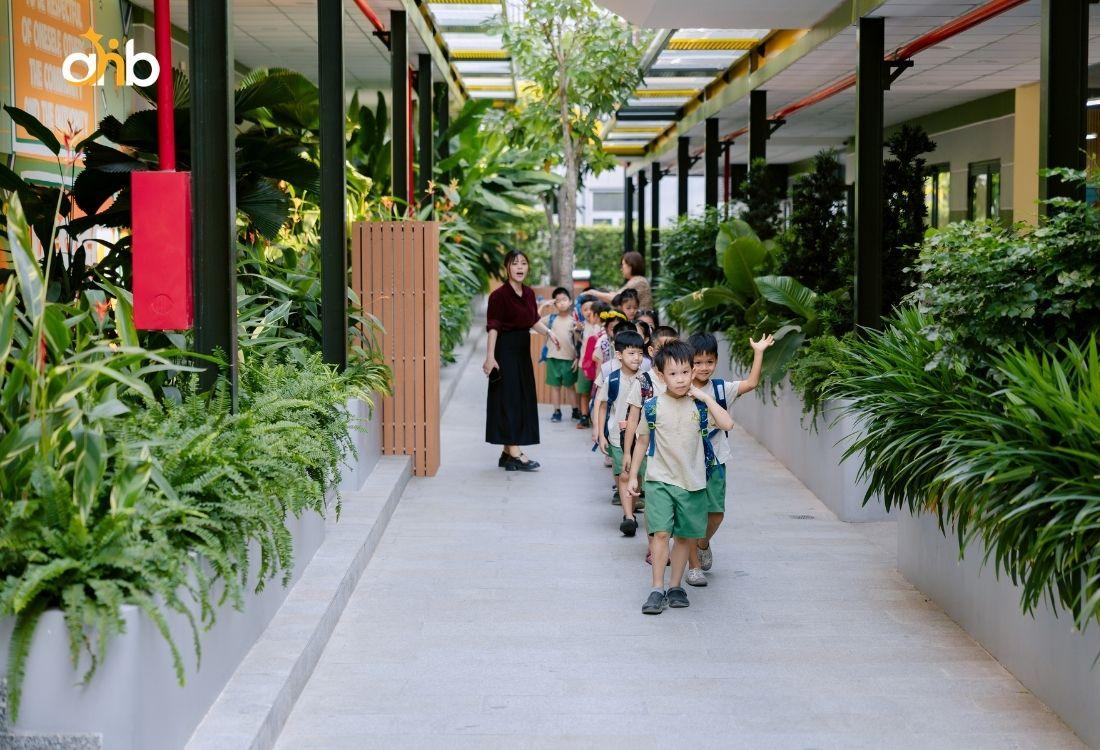 Cho trẻ đi tham quan trường trước khi nhập học