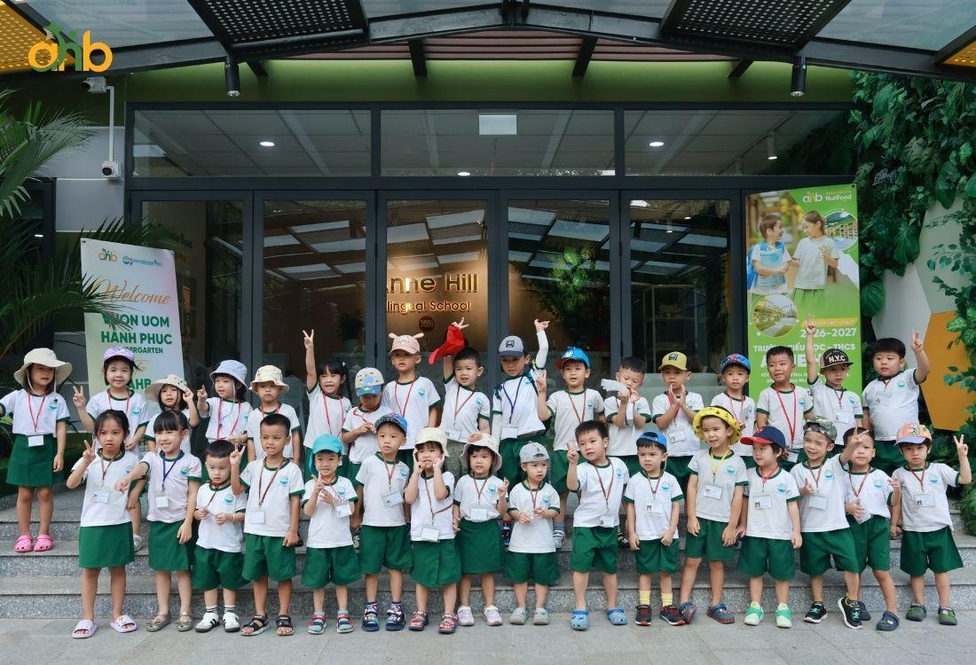 Tạo sự hứng thú bằng cách cho trẻ đi tham quan trường trước khi nhập học