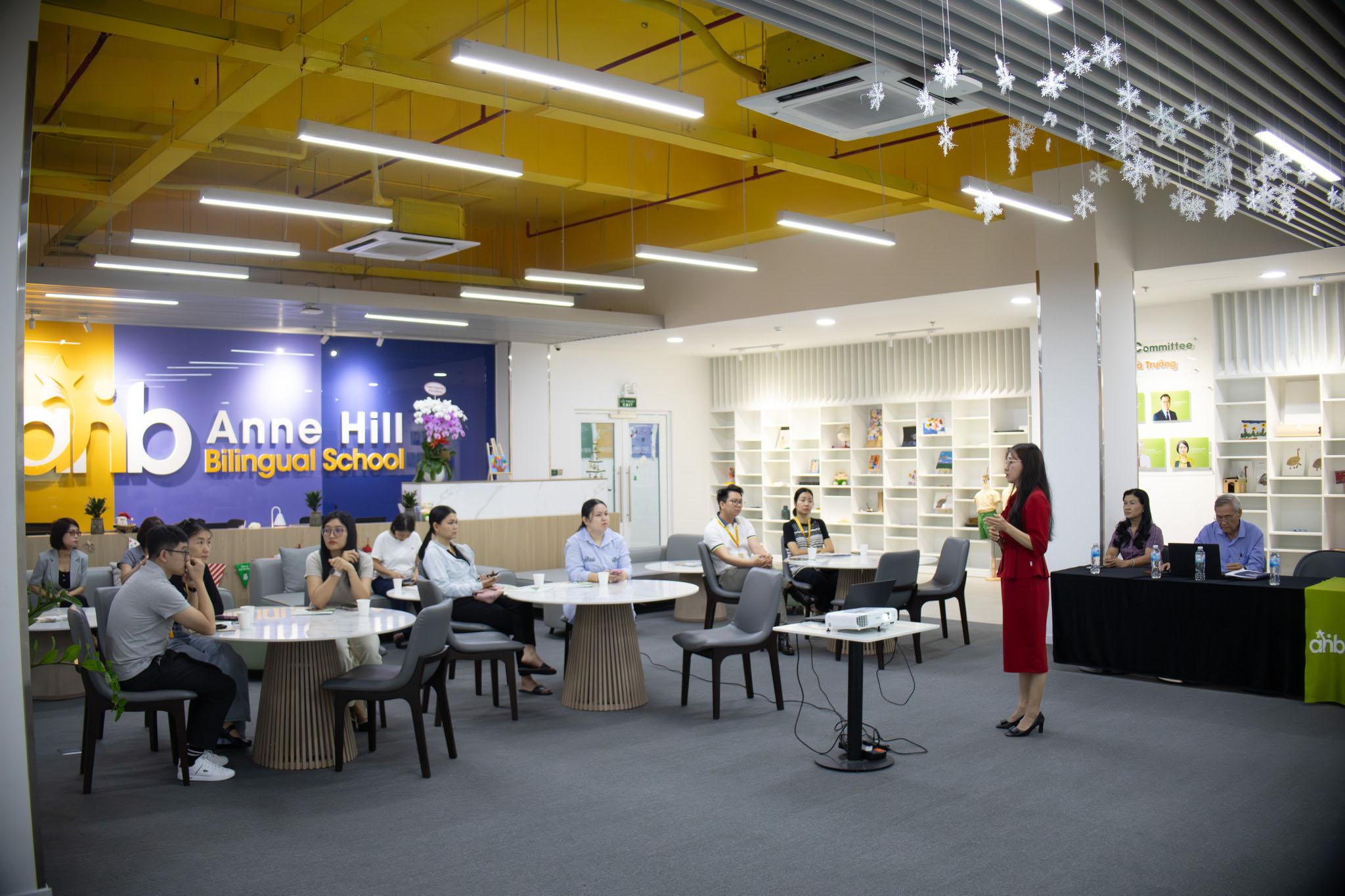 Có thể nộp hồ sơ nhập học trực tuyến hoặc trực tiếp tại bộ phận tuyển sinh của trường