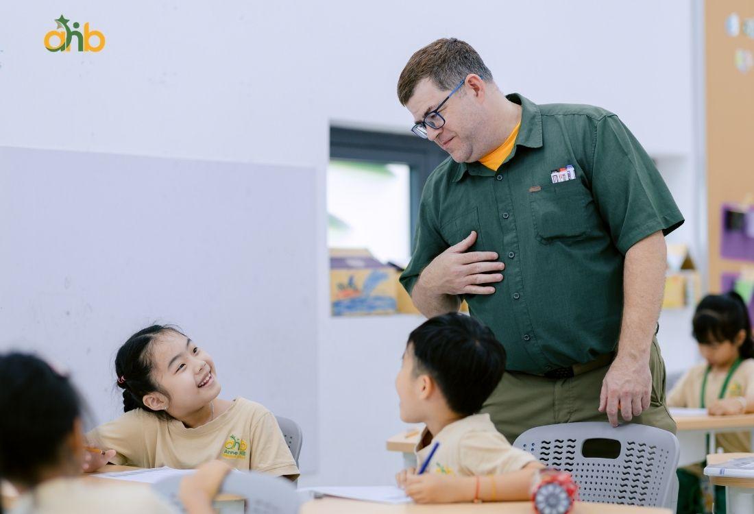 Giáo viên tại trường tư thục quan tâm sát đền từng học sinh