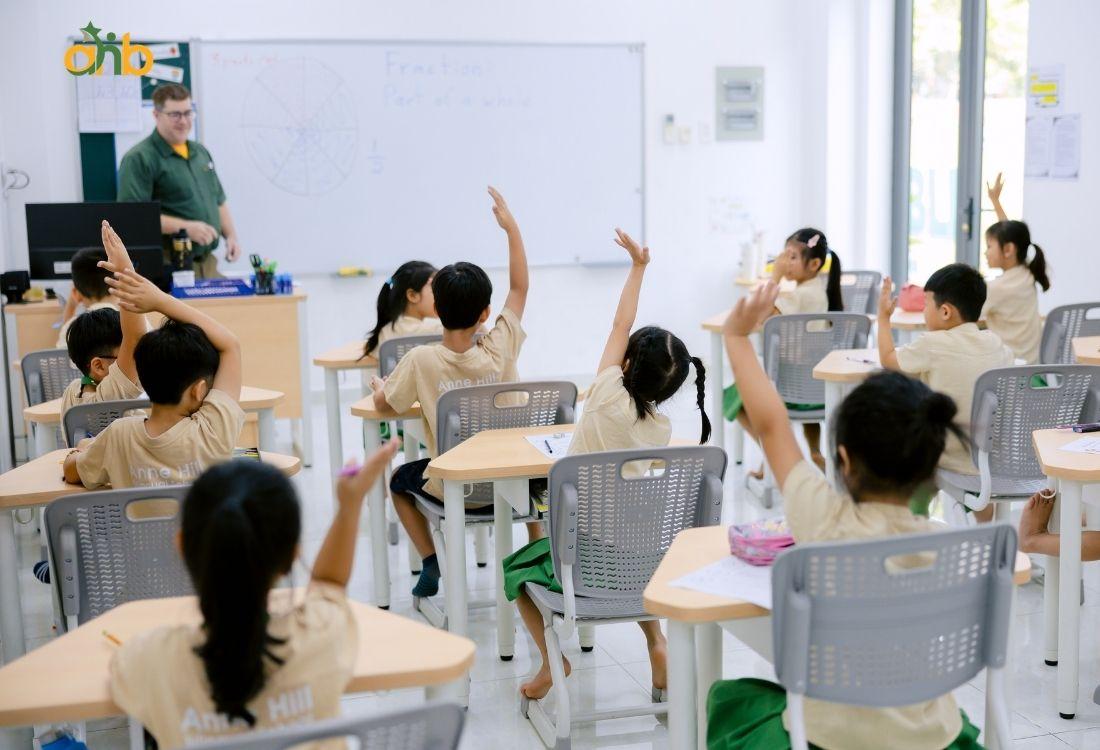 Học sinh tại AHB chủ động giơ tay thảo luận vấn đề