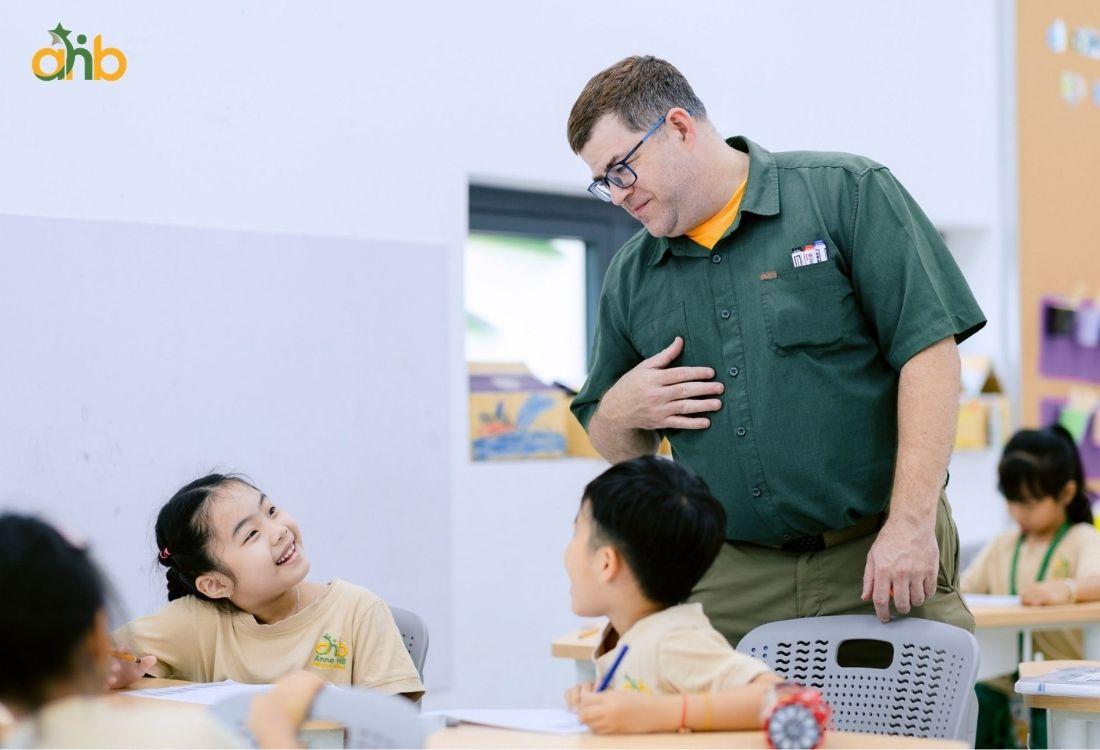 Kỹ năng giao tiếp giúp trẻ tự tin học tập, kết bạn và phát triển toàn diện
