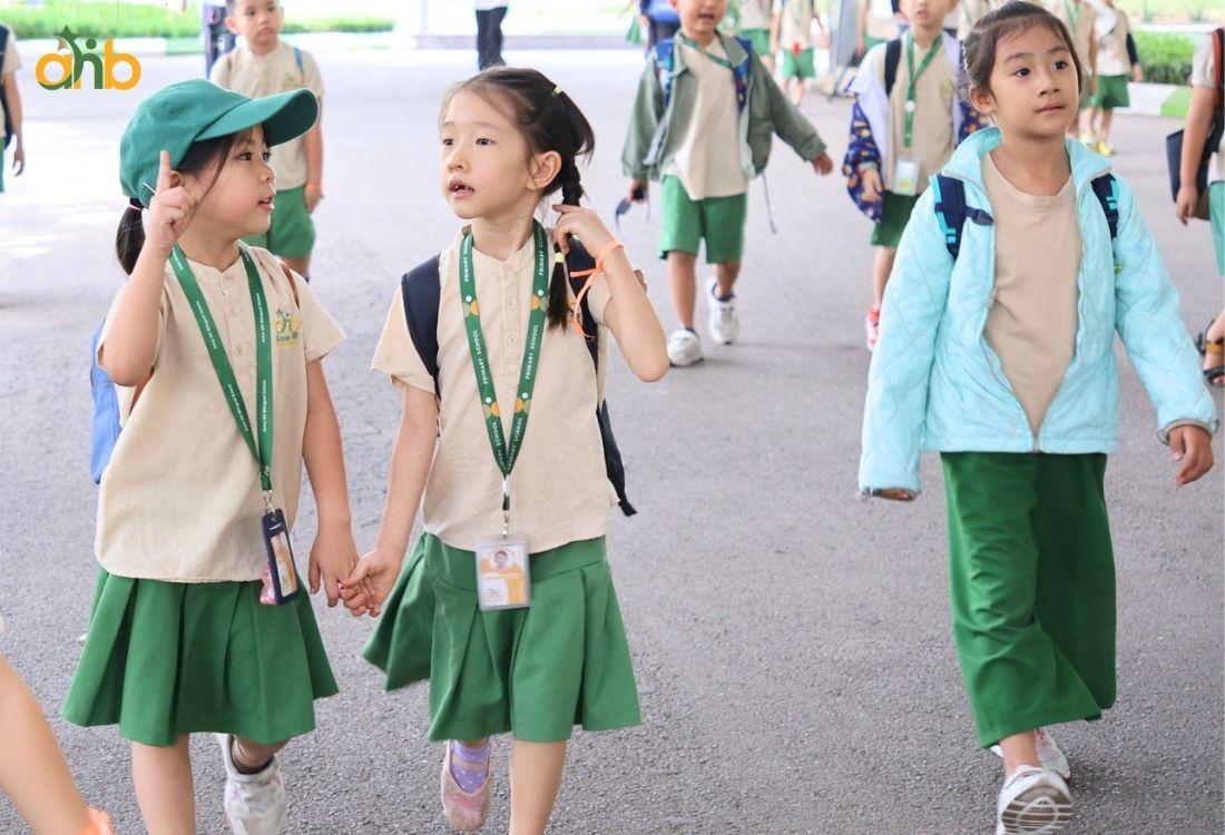 Quan sát trẻ thường xuyên trong các hoạt động giao tiếp hàng ngày