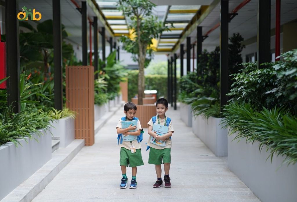 Trẻ hào hứng đến trường